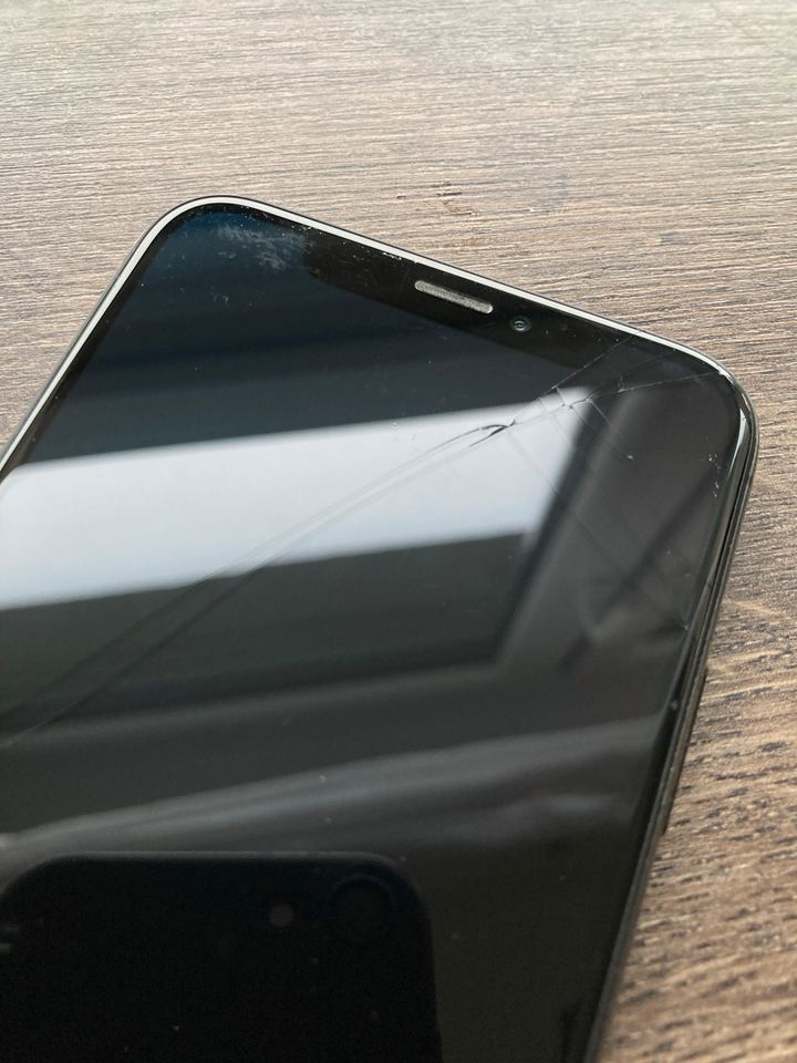 Apple iPhone XS 256 GB Schwarz mit Hülle iOS 17.5 in Barntrup