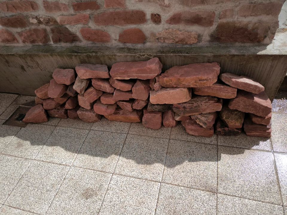 45 Mauersteine, Sandsteine, Bruchsteine rot in Heidelberg