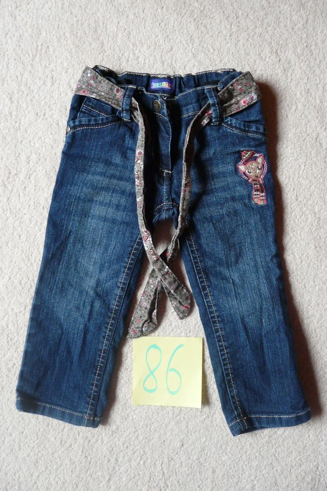 Jeans blau mit Gürtel und Stickerei Gr 86 in Eschweiler