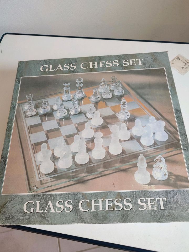 Schachspiel aus Glas - vollständig in OVP in Barendorf