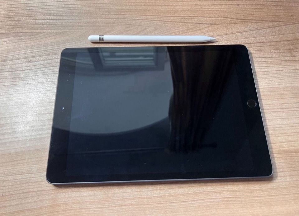 iPad 7te Generation 32GB + Apple Pencil in Frankfurt am Main
