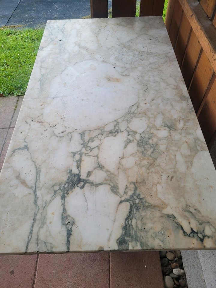 Antiker Tisch mit massiver Steinplatte in Wölfersheim