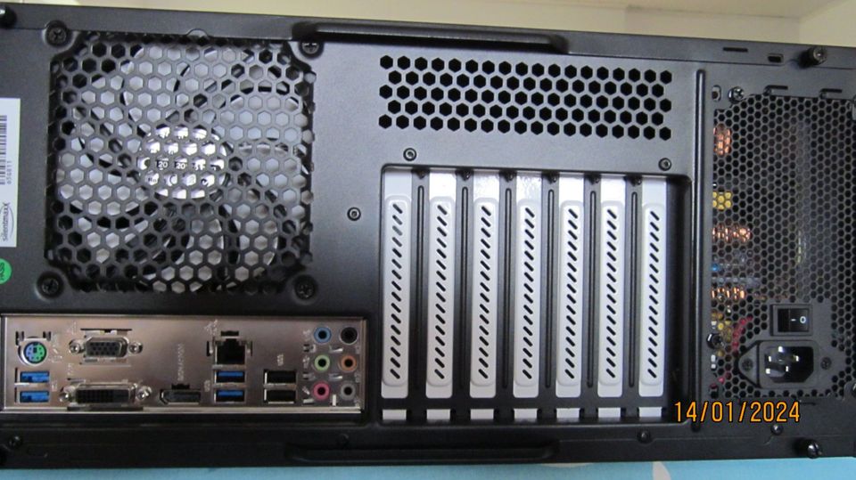SilentMax Computer mit Monitor und Mouse in Boppard