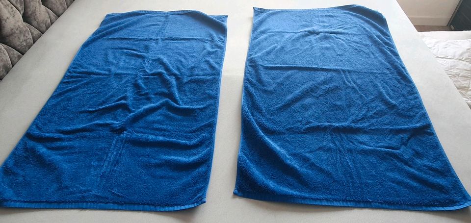 2 blaue Duschtücher zu verkaufen in Detmold