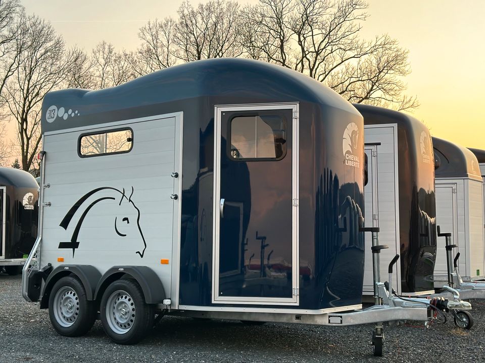 Cheval Liberte Gold 3⭐III 2,6t. Sattelkammer Aluboden Tempo100 Pferdeanhänger NEU & SOFORT VERFÜGBAR FACELIFT MODELL in Pirk