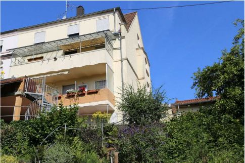 Charmantes Stadthaus mit vielseitigem Potential: Zentral gelegen und voller Möglichkeiten! in Beuna