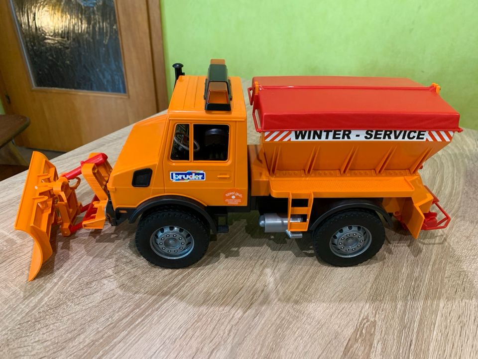 Bruder Mercedes-Benz Unimog Winterdienst mit Räumschild in Hünfelden