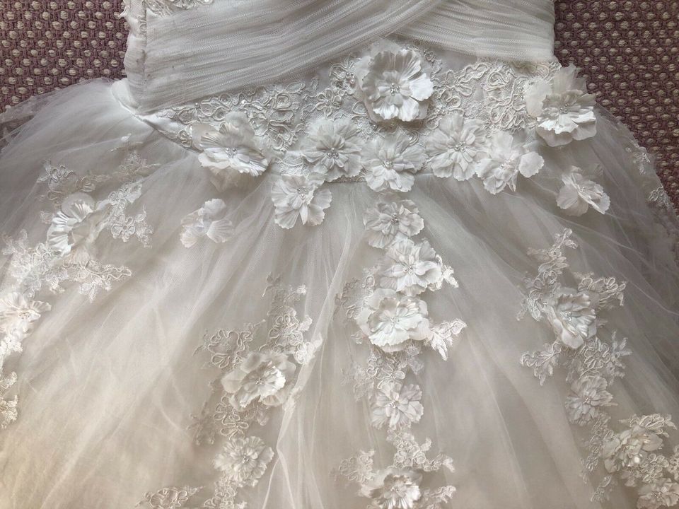 Brautkleid Tüll ivory Blumen Gr. 36 mit Schleppe trägerlos in Schloß Holte-Stukenbrock