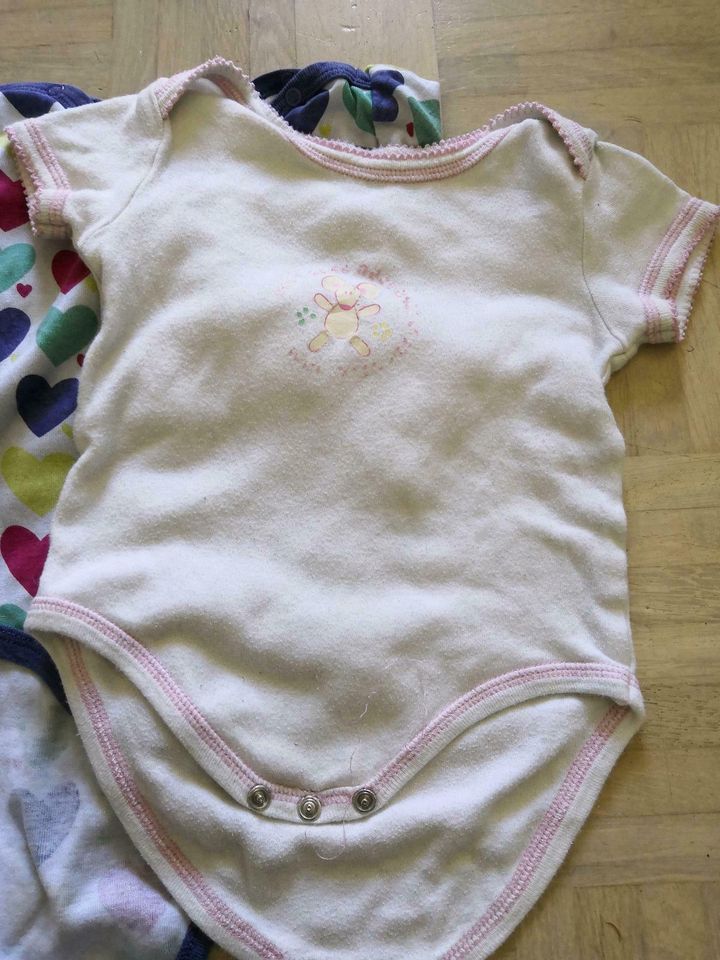 Bodies 62 68 langarm Bodys Body Kurzarm Wickelbody Babygap H&M in Igersheim