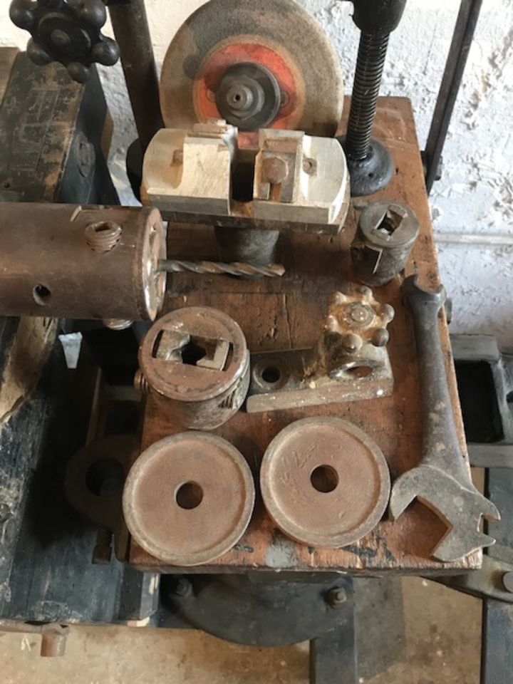Langlochbohrmaschine antike Maschine Holzverarbeitung in Schierling