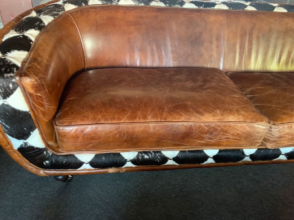 Sitzgarnitur Couchgarnitur Vintage Sofa und 1 Sessel Kuhfell in Albersdorf