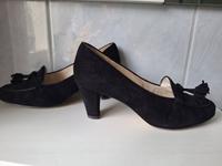 Servas Schuhe Ballerina Pumps Wildleder Absatz schwarz Gr. 39 / 6 Nordrhein-Westfalen - Brakel Vorschau
