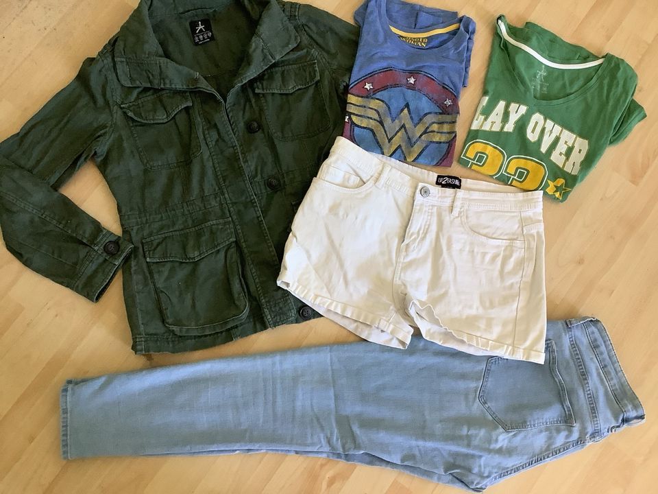 Damenkleidung S 36 28 Jacke Jeans Shorts T-Shirts in Berlin