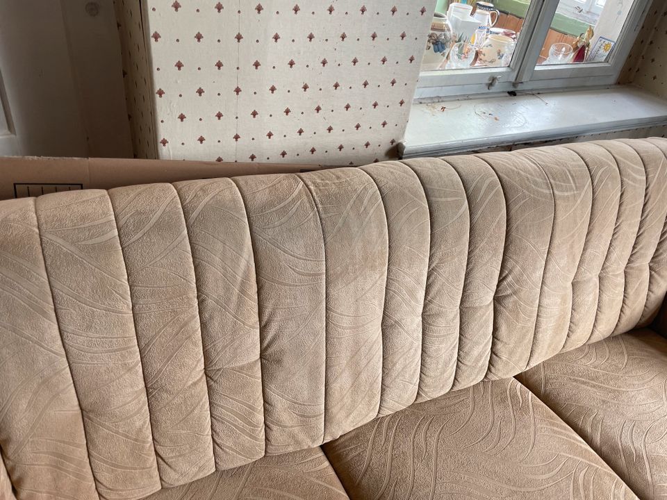 beiges Sofa in gutem Zustand in Lößnitz