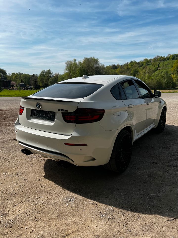 BMW X6 M Baureihe X6 M /Head Up /LED/Leder/Glasdach in Kämpfelbach