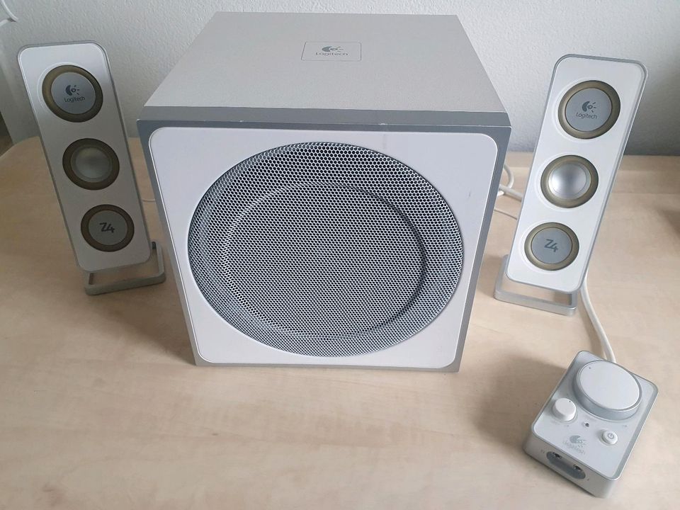 Logitech Z4i Soundsystem: 2 Lautsprecher, 1 Subwoofer in Balingen