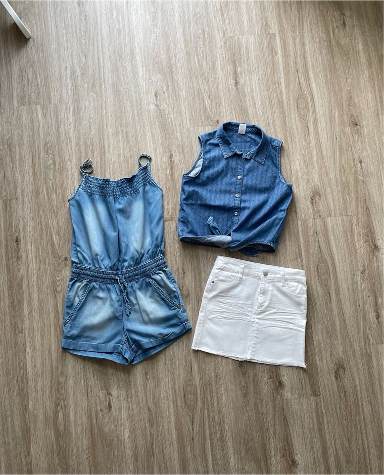 Set / Paket Jeansrock + Bluse + Jumpsuit ( Playsuit) Gr. 134 in Vechelde