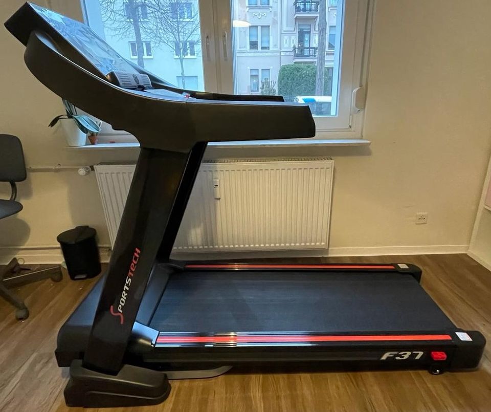 Profi Laufband SportsTech F37 in Wiesbaden