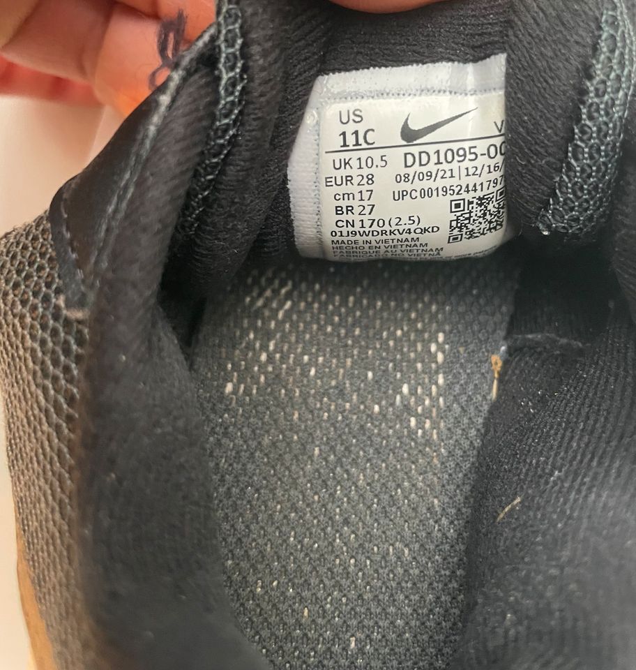 Schwarze Turnschuhe von Nike in Größe 28 in Bad Laer