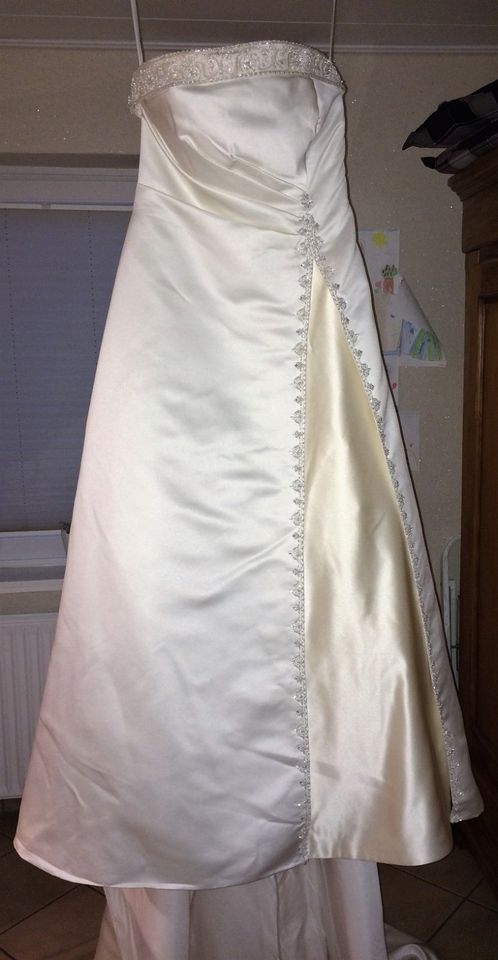 Brautkleid von Weise Größe 44-46 mit Schleppe A-Linie in Adendorf