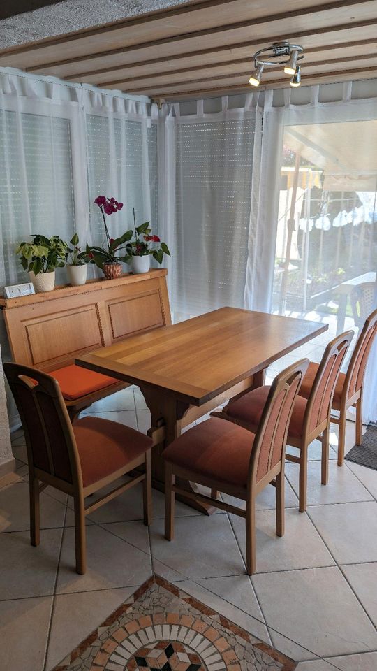 Tisch mit Stühle und Sitzbank in Pfullingen