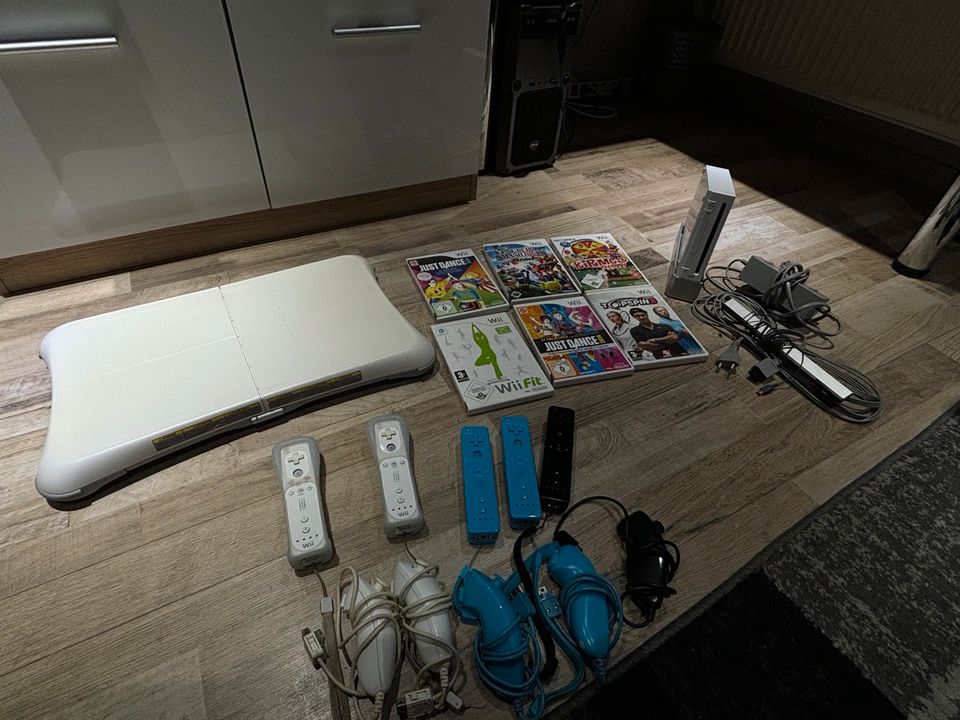 Wii-set mit Platte und Spielen in Rodenbach