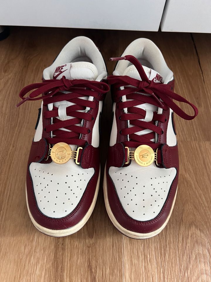 Nike dunk low weinrot Fly 2023 in Iserlohn