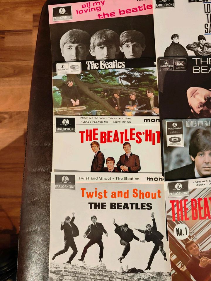 The Beatles Schallplatten vinyl EP collection mit 2 Magazine in München