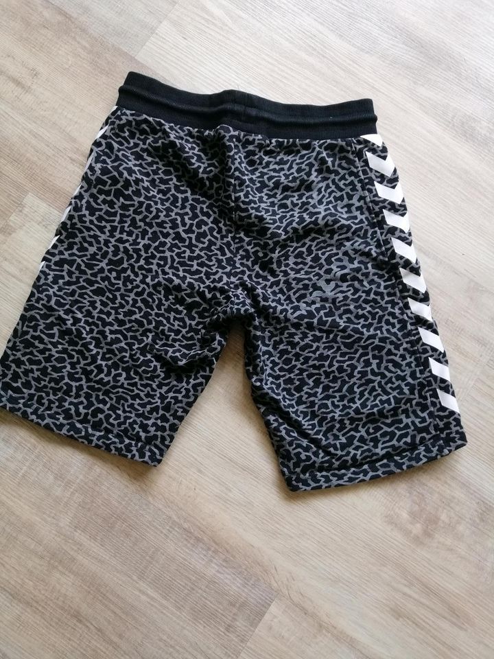 Shorts Gr. 152 von Hummel, Blue Effect je 8€ in Lemgo