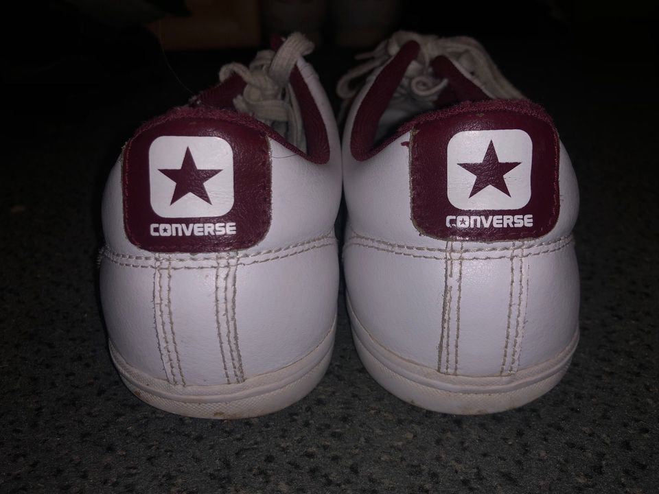 Weiße Converse Sneakers mit rotem Stern in der Größe 41 in Linkenheim-Hochstetten