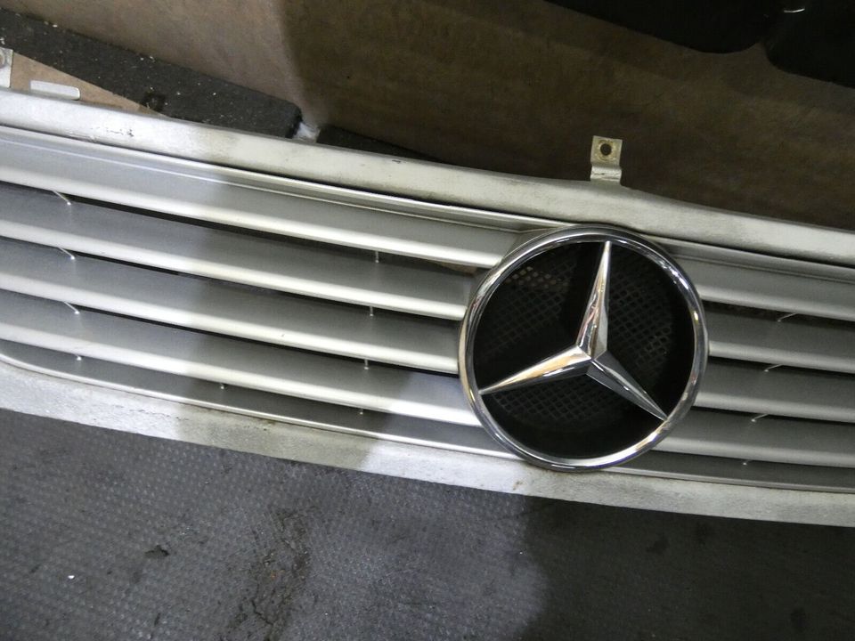 Mercedes W638 Kühlergrill A6388880515 Frontgrill Grau 9744 Bj2001 in Massenbachhausen