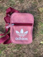 Kleine Adidas Umhängetasche, Handtasche, bordeauxrot Hessen - Rüsselsheim Vorschau