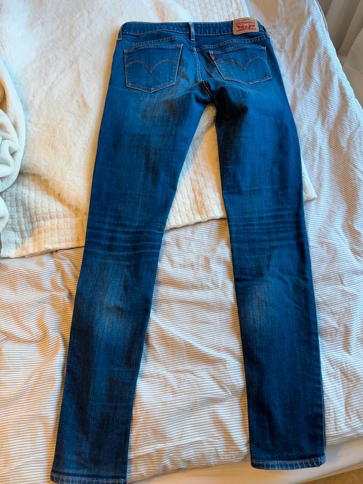 Levis Hose Jeans Damen 711 Skinny Gr. 27 blau in Villmar