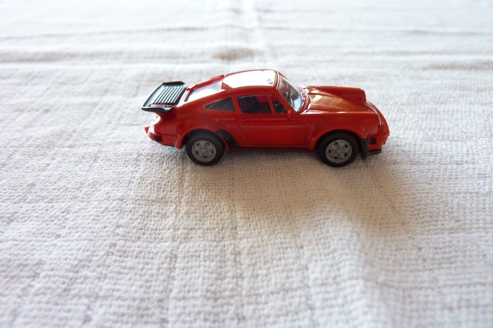 Porsche 911 Turbo, rot,  Herpa 1:87 in Plochingen