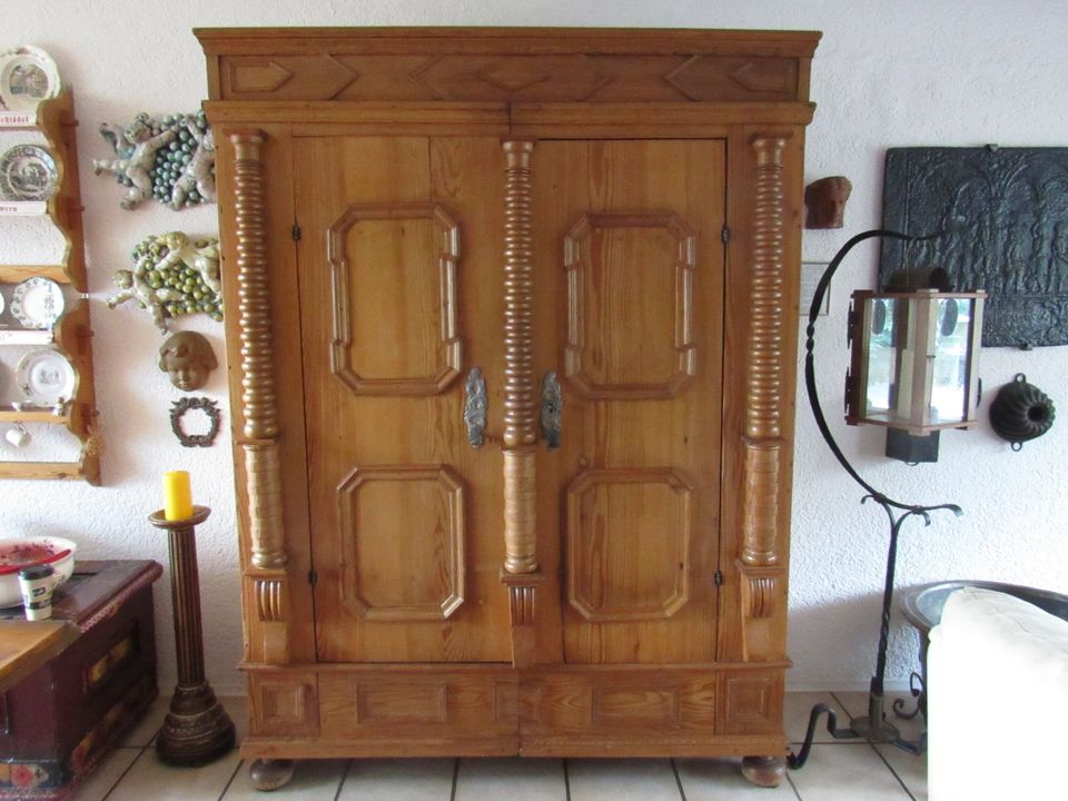 Basler Barockschrank Wäscheschrank, 17./18. Jh., Weichholz in Neustadt an der Weinstraße