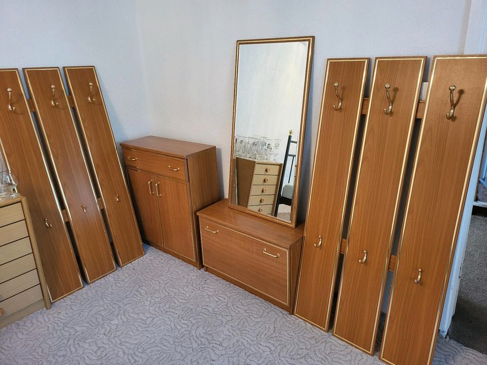 Flur Garderobe Kleiderhaken Spiegel Schuhschrank in Angermünde