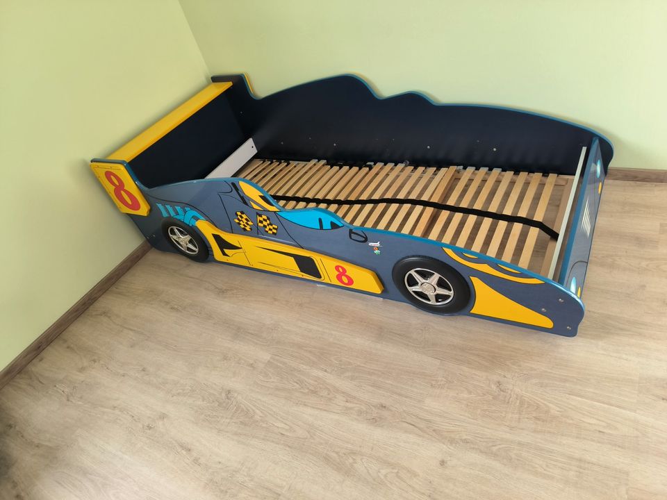Autobett / Kinderbett im Rennwagen-Design in Halle