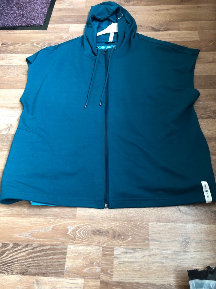 Jacke, Weste, Reißverschluss Shirt, grün mit Kapuze in Butzbach