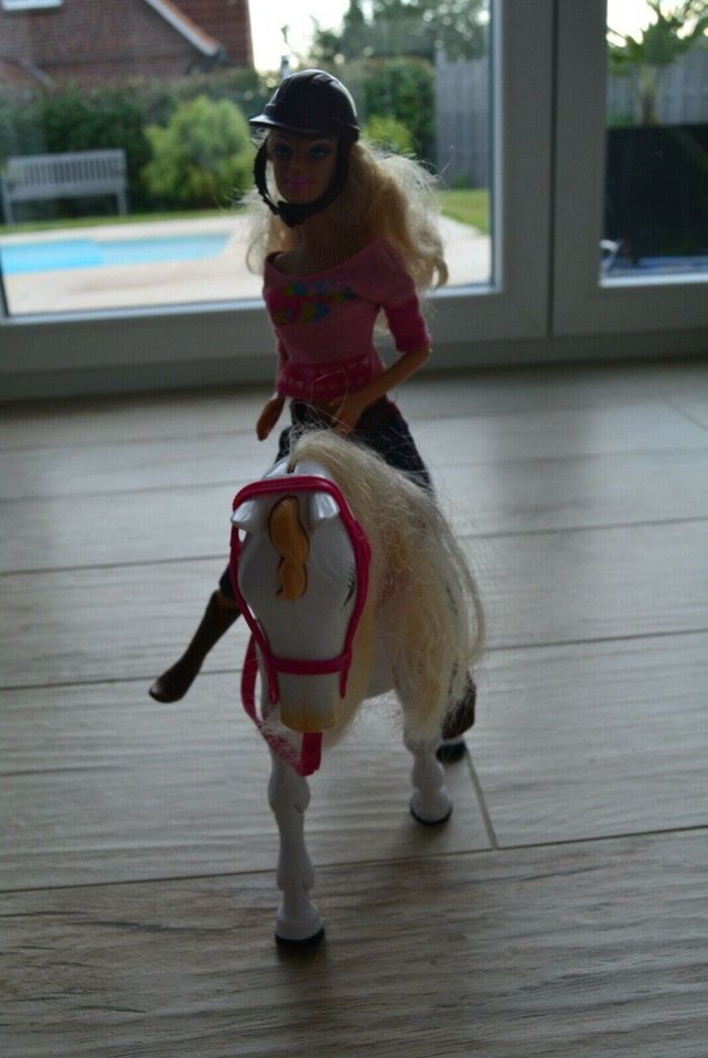 Barbie Reitpferd-Set von Mattel, Reitpferd mit Barbie in Seevetal