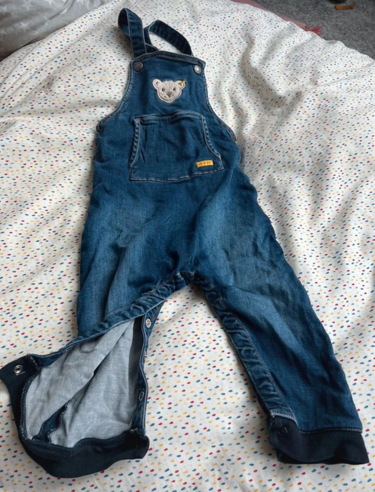 Steiff Jeans Latzhose weich Bär Unisex Jungen Blau Größe 86 in Berlin