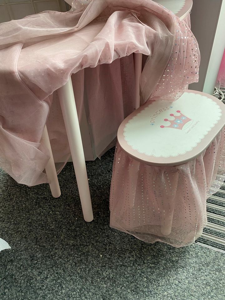 PRINZESSIN FRISERKOMMODE 4 TEILIGES SET TISCH STUHL & 2 SPIEGEL in München