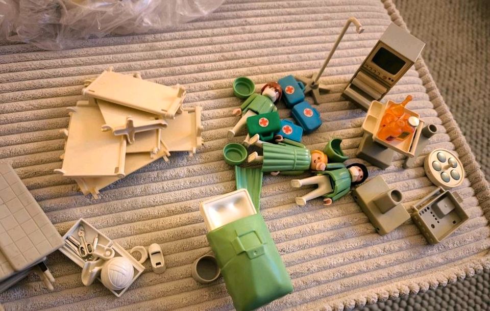 Große Kiste mit alter Playmobil Sammlung, viele Teile, 80er Jahre in Aachen
