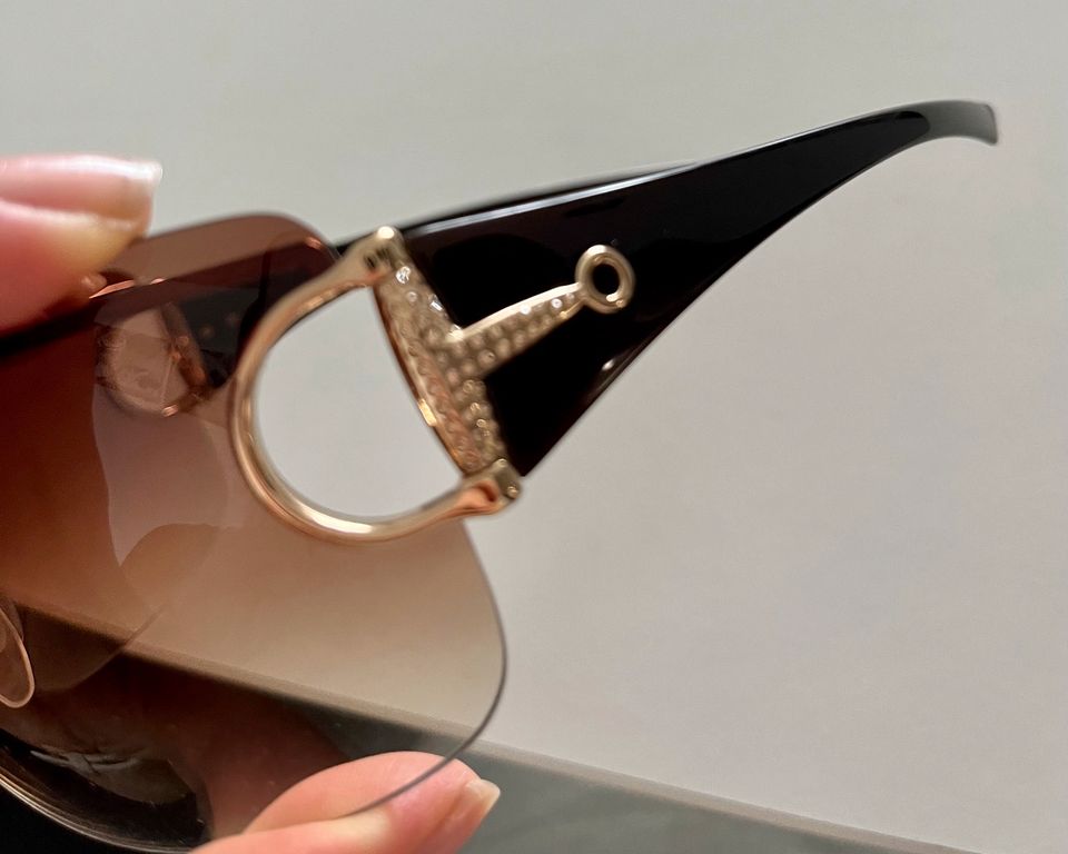 Gucci Sonnenbrille braun/Gold mit Steinchen in Völklingen