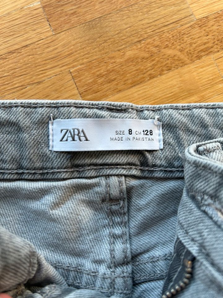 Jeans Zara Gr.128 straight in Berglen