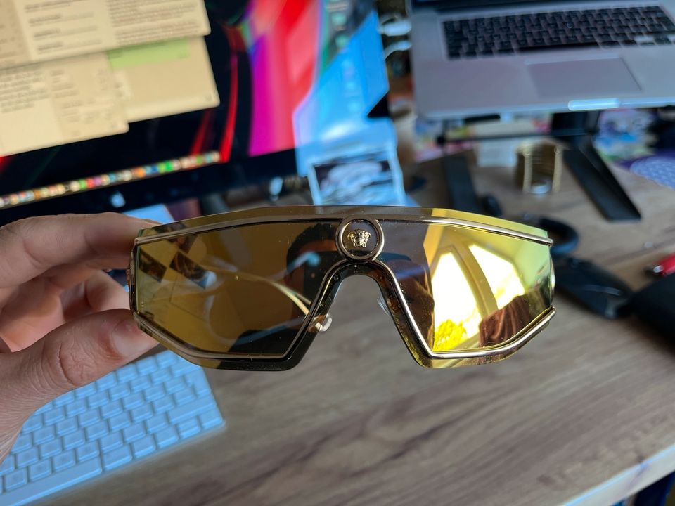 Original Versace Gold Sonnenbrille Modell VE2226 in Leipzig