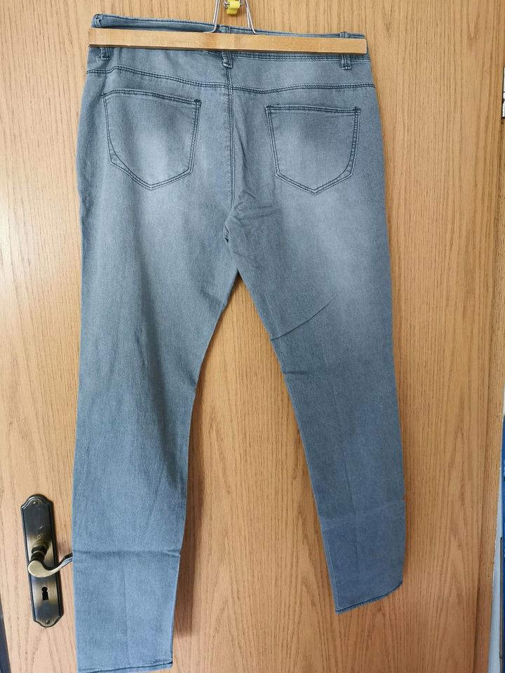 Graue Skinny Jeans in Hassel bei Stendal