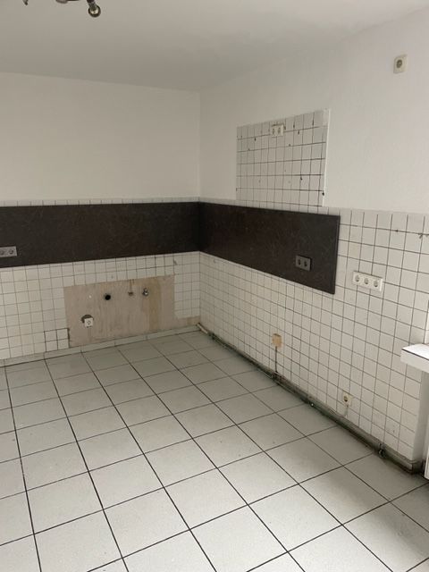 110 qm große, helle Wohnung mit Balkon, 4 Zimmer, KDB, Gäste WC in Duisburg