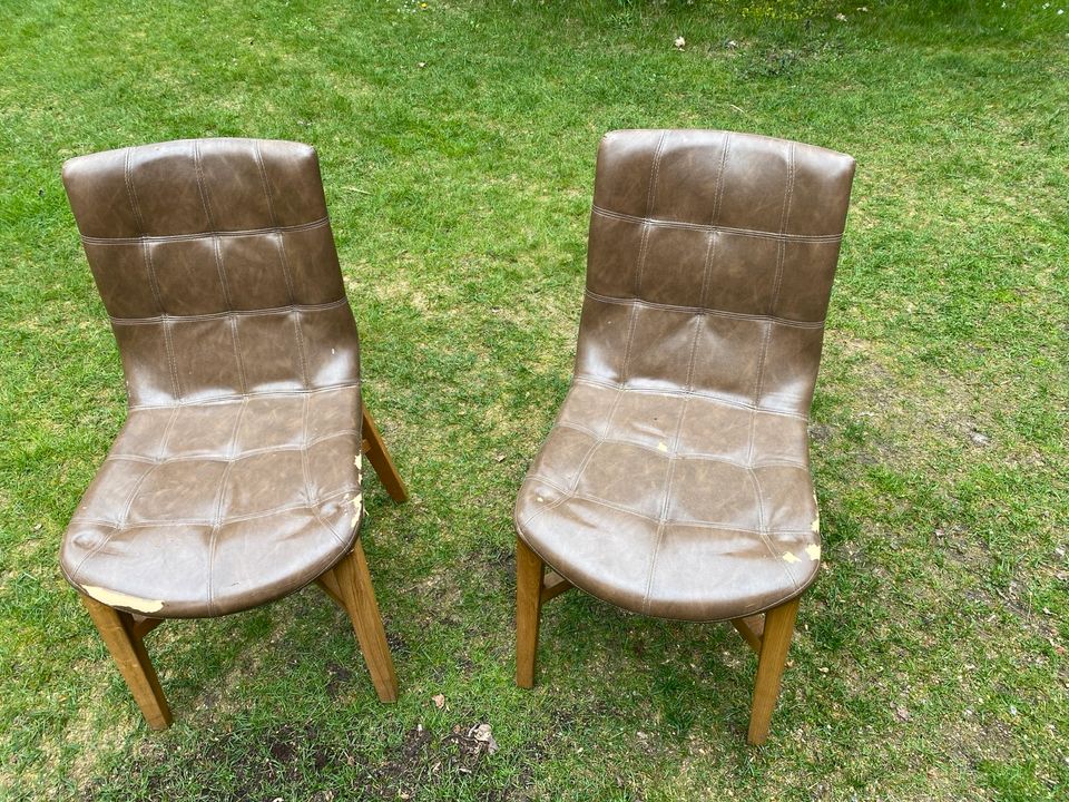Zwei Stühle in Heidesee