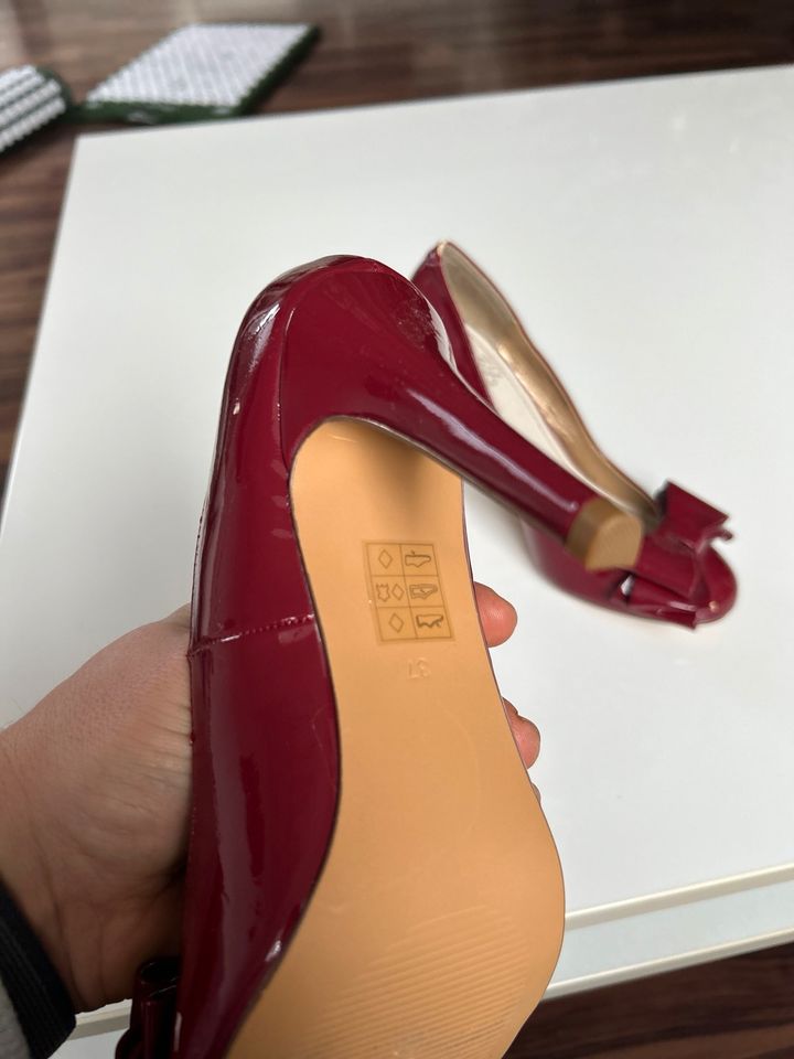 Ungetragene Damen Schuhe Pumps Rot Größe 37 in Rüssingen