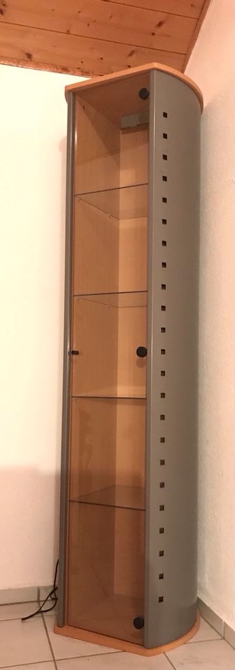 Hochschrank mit Glas-Einlegeböden, beleuchtbar in Pleiskirchen